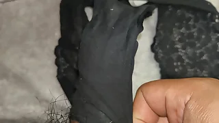 Me masturbé y le dejé mi semen en el cachetero usado de mi novia