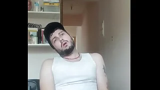 Branquinho tatuado batendo uma até gozar